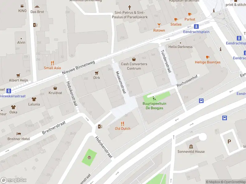 Ambulance met grote spoed naar de Museumstraat in Rotterdam