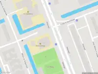 Ambulance met grote spoed naar de Holysingel in Vlaardingen