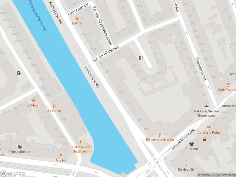 Ambulance met gepaste spoed naar de Aelbrechtskade in Rotterdam