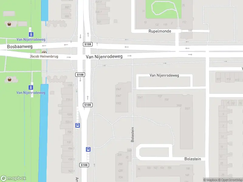 Ambulance met grote spoed naar de Van Nijenrodeweg in Amsterdam