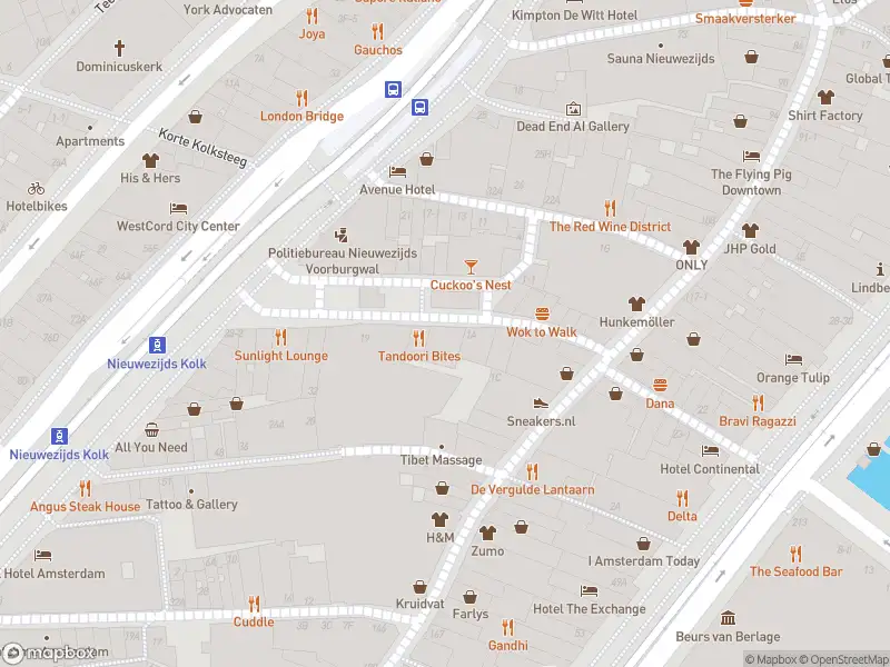 Ambulance met gepaste spoed naar de Nieuwezijds Kolk in Amsterdam