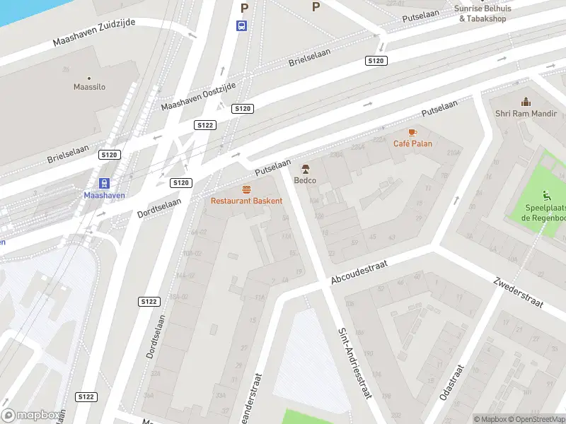 Ambulance met grote spoed naar de Sint-Andriesstraat in Rotterdam