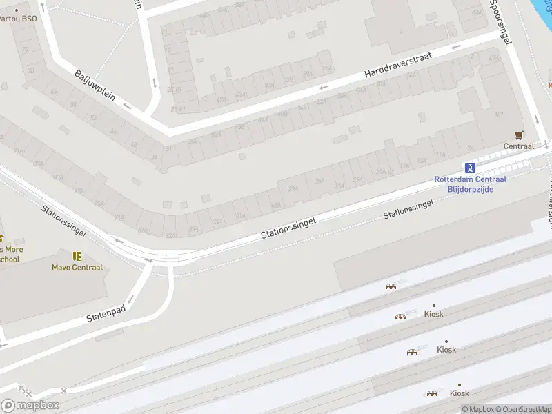 Ambulance met grote spoed naar de Stationssingel in Rotterdam