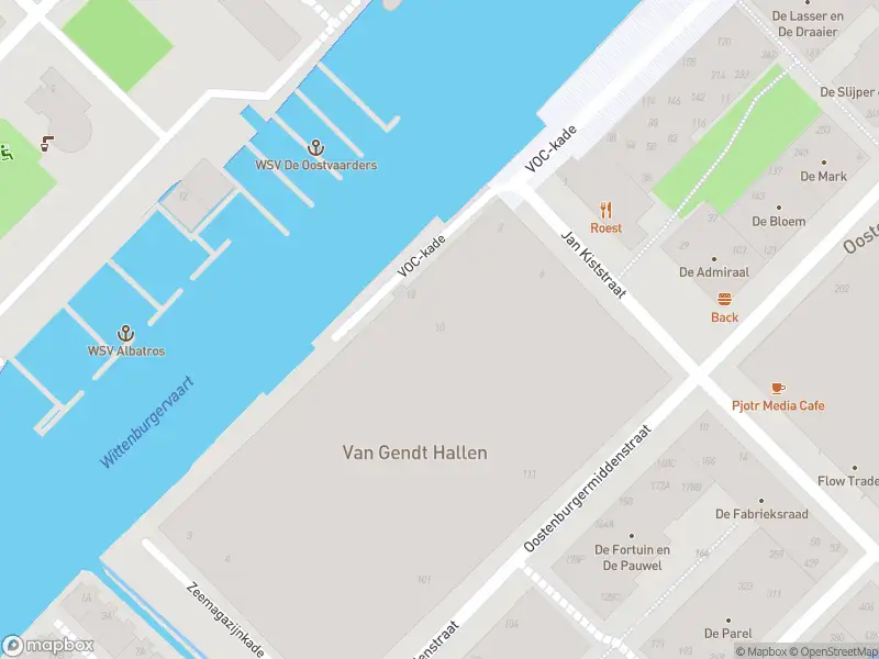 Ambulance met grote spoed naar de VOC-kade in Amsterdam