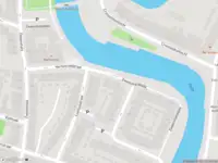 Ambulance met gepaste spoed naar de Zwaanshalskade in Rotterdam