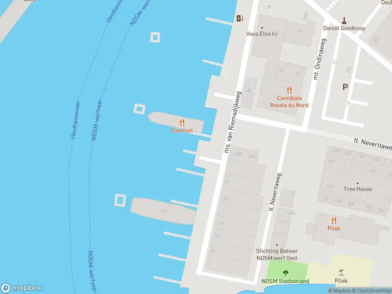 Ambulance met grote spoed naar de Klaprozenweg in Amsterdam