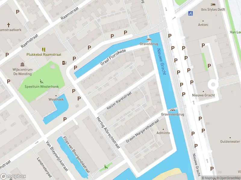 Ambulance met grote spoed naar de Keizer Karelstraat in Delft