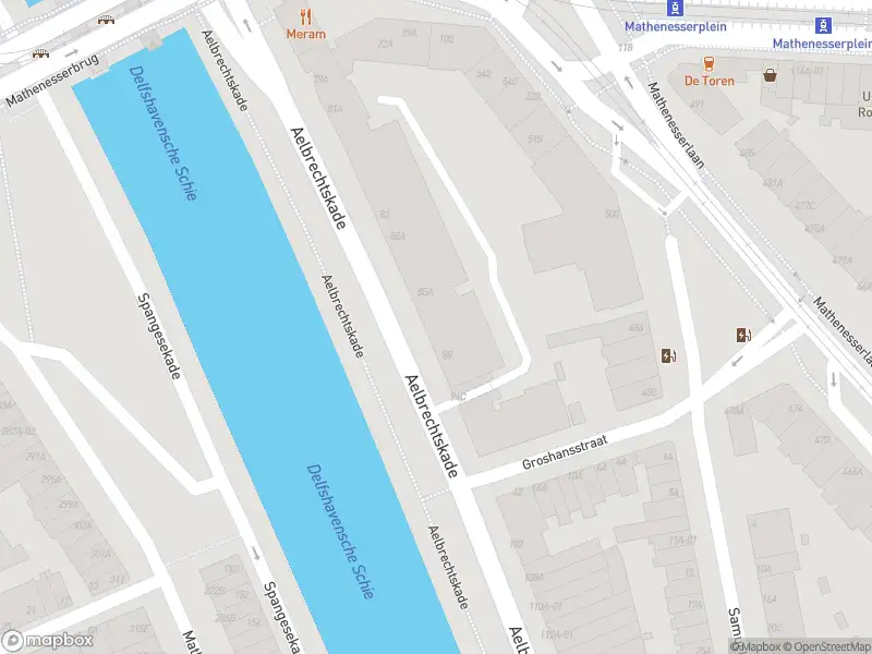 Ambulance met grote spoed naar de Aelbrechtskade in Rotterdam