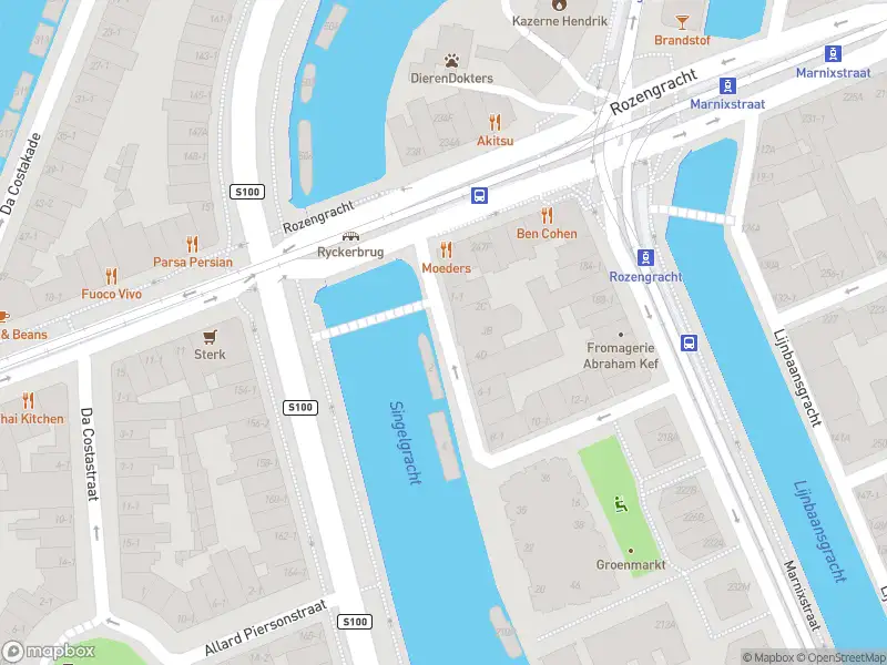 Ambulance met grote spoed naar de Groenmarktkade in Amsterdam