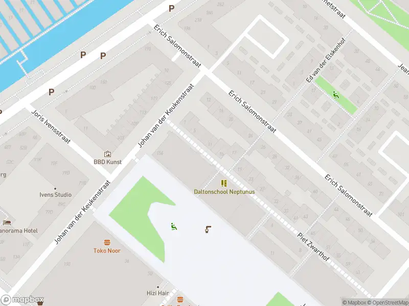 Ambulance met grote spoed naar de Piet Zwarthof in Amsterdam