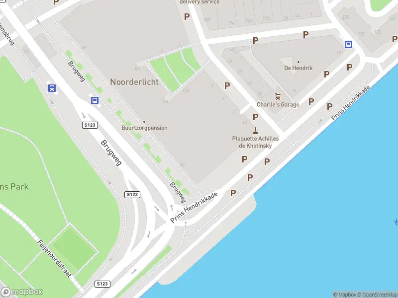 Ambulance met grote spoed naar de Prins Hendrikkade in Rotterdam