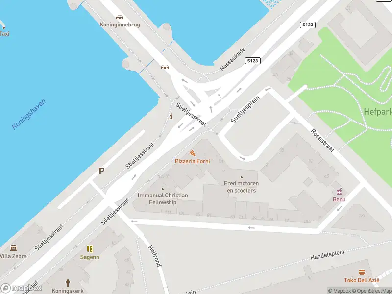 Ambulance met gepaste spoed naar de Stieltjesstraat in Rotterdam
