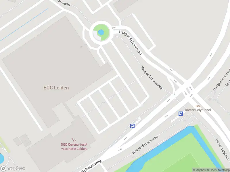 Ambulance met gepaste spoed naar de Haagse Schouwweg in Leiden