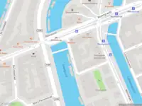 Ambulance met grote spoed naar de Groenmarktkade in Amsterdam