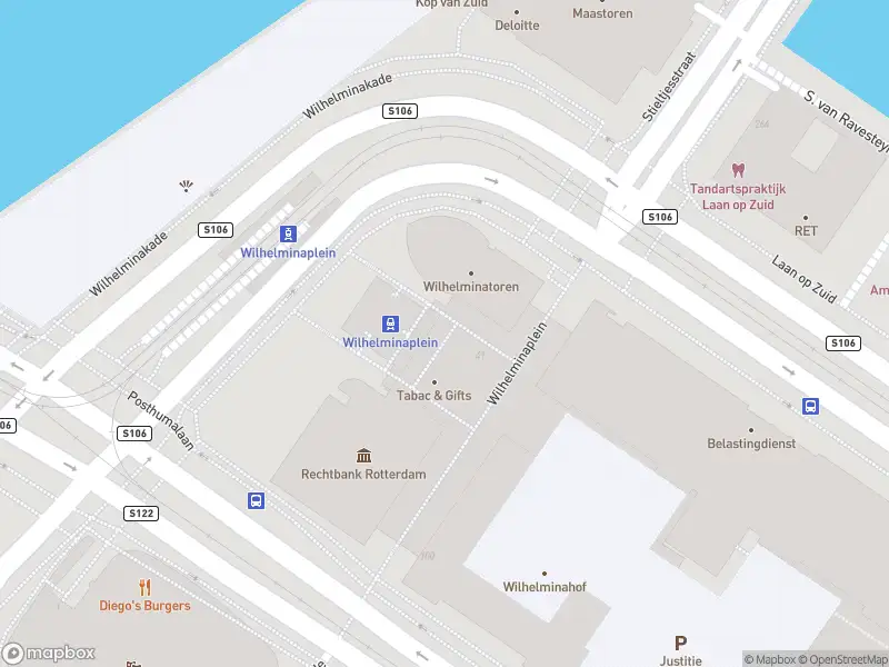 Ambulance met grote spoed naar de Wilhelminaplein in Rotterdam