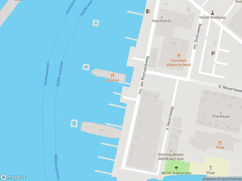 Ambulance met gepaste spoed naar de Klaprozenweg in Amsterdam