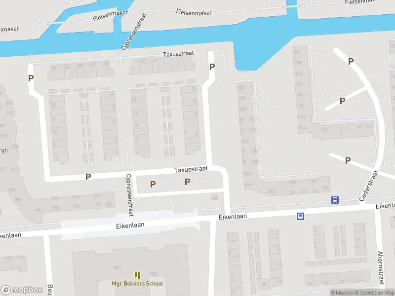 Brandweer met gepaste spoed naar de Taxusstraat in Spijkenisse vanwege een buitenbrand