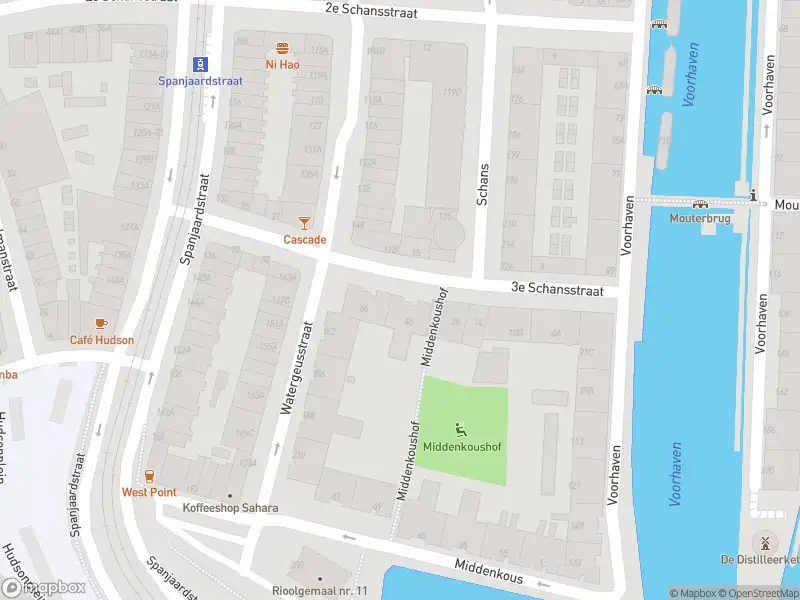 Ambulance met grote spoed naar de 3e Schansstraat in Rotterdam