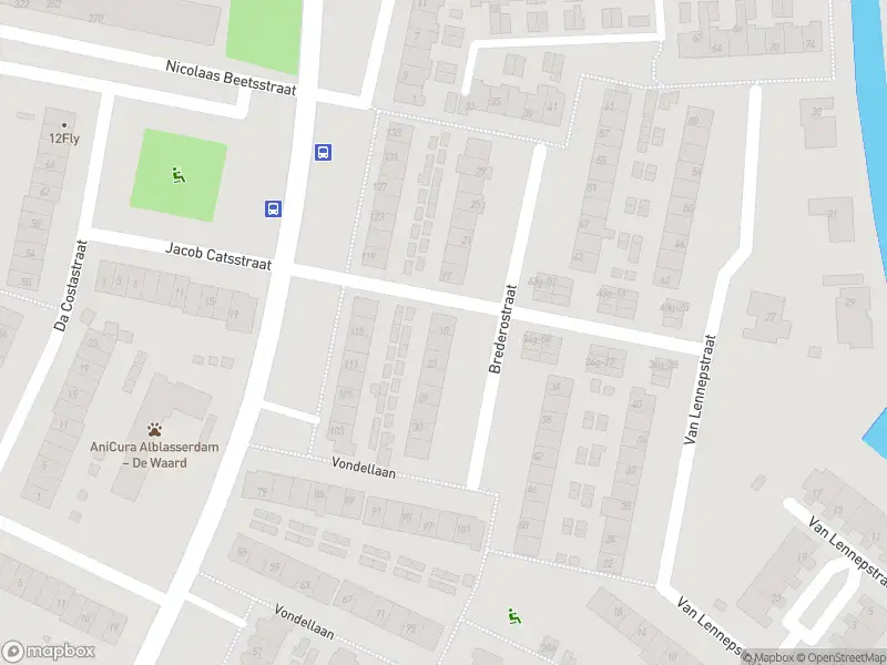 Ambulance met gepaste spoed naar de Brederostraat in Alblasserdam