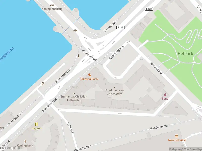 Ambulance met grote spoed naar de Stieltjesplein in Rotterdam