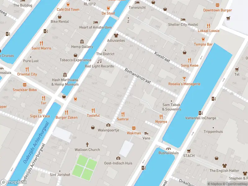 Ambulance met grote spoed naar de Bethaniëndwarsstraat in Amsterdam