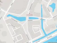 Ambulance met grote spoed naar de Kappakade in Leiden