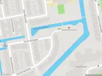 Ambulance met gepaste spoed naar de Duke Ellingtonstraat in Leiden