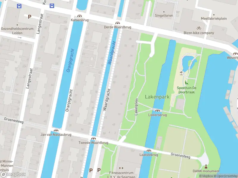 Ambulance met gepaste spoed naar de Lakenplein in Leiden