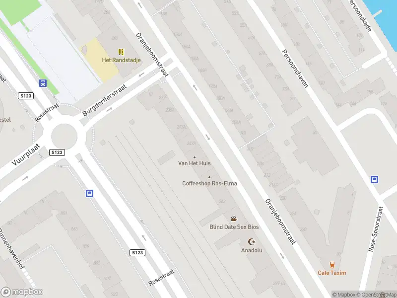 Ambulance met grote spoed naar de Oranjeboomstraat in Rotterdam