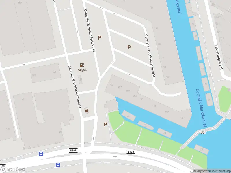 Ambulance met grote spoed naar de Centrale Groothandelsmarkt in Amsterdam