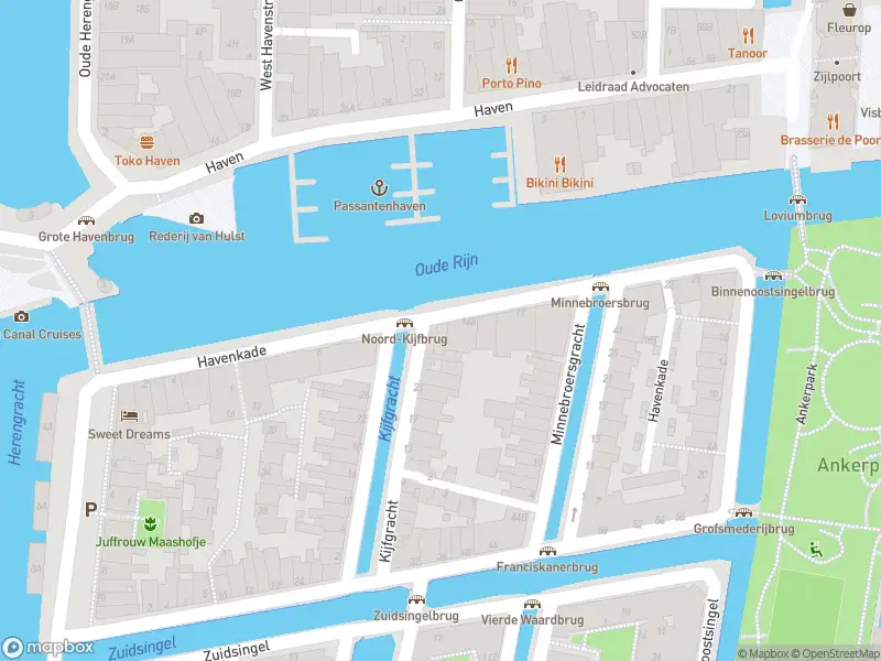 Brandweer met gepaste spoed naar de Havenkade in Leiden vanwege wateroverlast