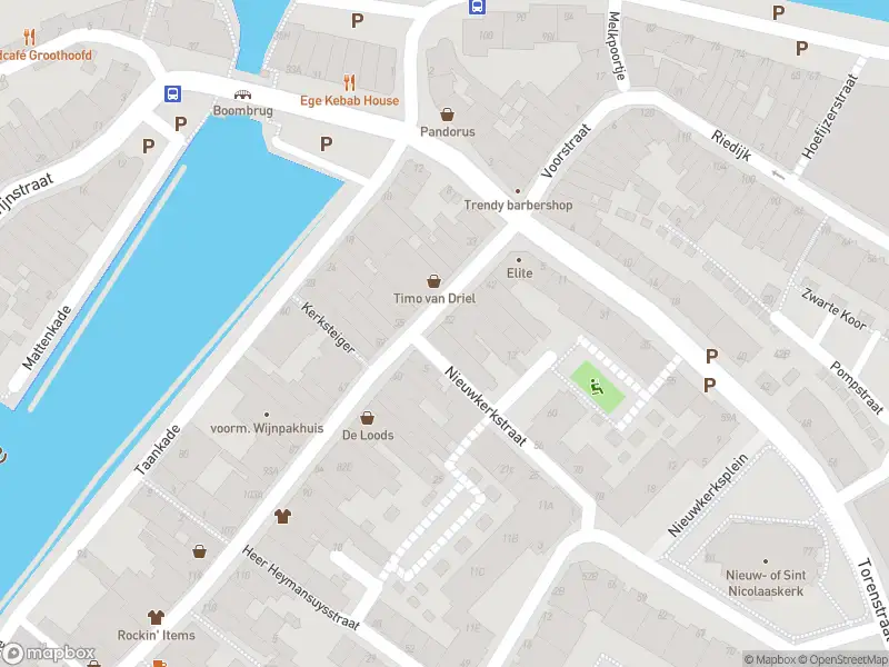 Ambulance met gepaste spoed naar de Voorstraat in Dordrecht