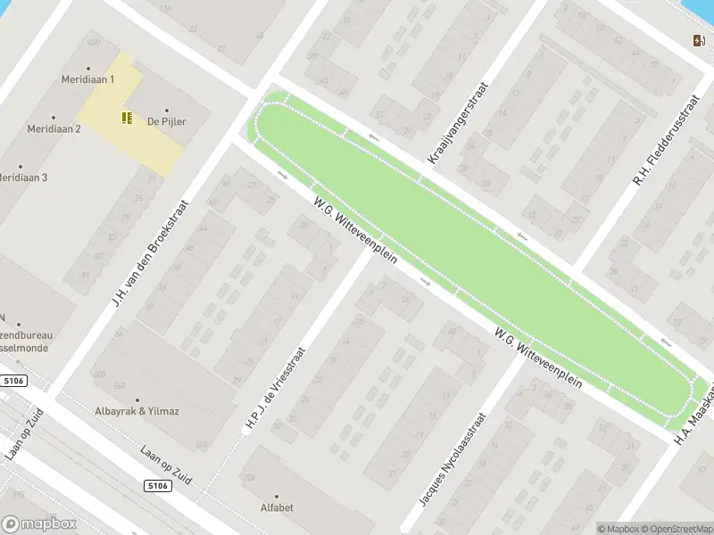 Ambulance met grote spoed naar de H.P.J. de Vriesstraat in Rotterdam