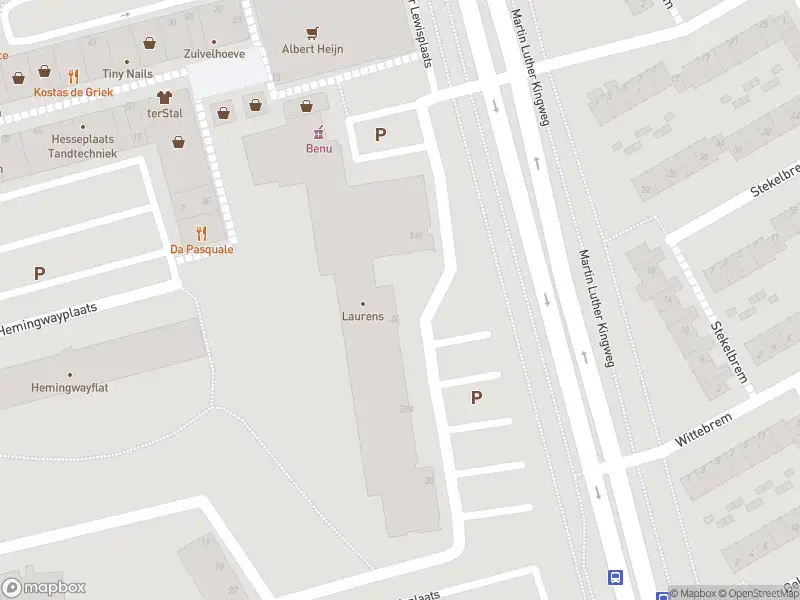 Ambulance met grote spoed naar de Sinclair Lewisplaats in Rotterdam