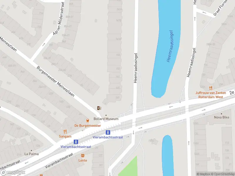 Ambulance met gepaste spoed naar de Heemraadssingel in Rotterdam