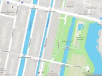 Ambulance met gepaste spoed naar de Lakenplein in Leiden