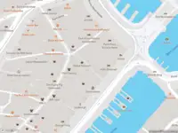 Ambulance met grote spoed naar de Haringpakkerssteeg in Amsterdam