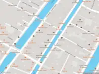 Ambulance met grote spoed naar de Oudezijds Voorburgwal in Amsterdam