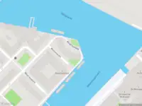 Ambulance met gepaste spoed naar de Windrooskade in Amsterdam