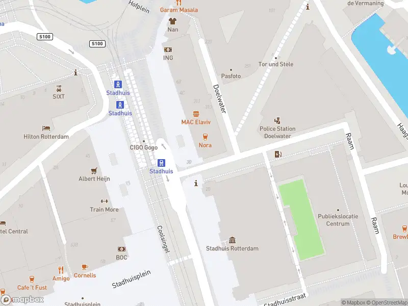 Ambulance met grote spoed naar de Coolsingel in Rotterdam