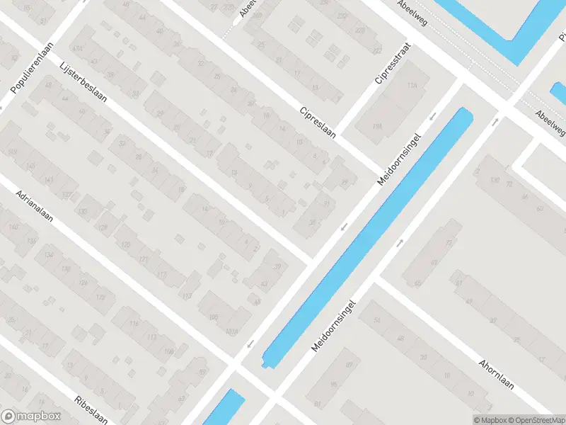Ambulance met grote spoed naar de Lijsterbeslaan in Rotterdam