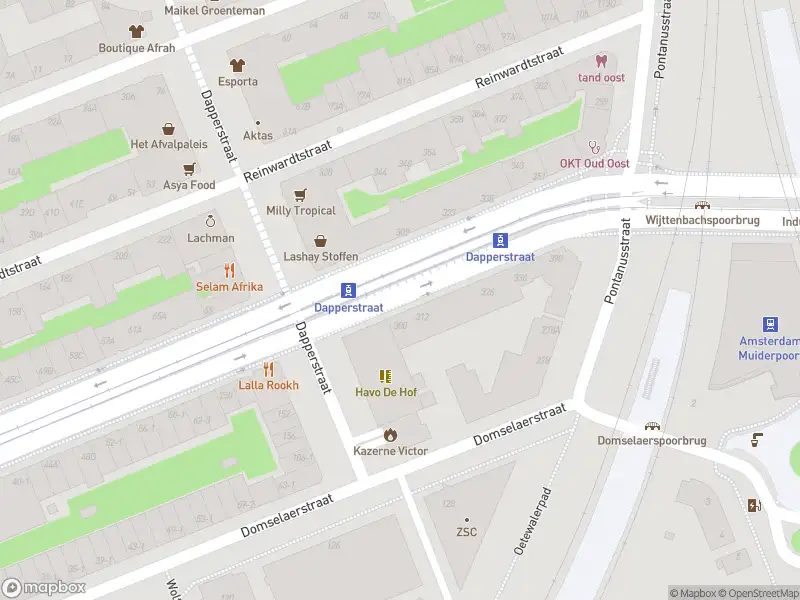 Ambulance met grote spoed naar de Dapperstraat in Amsterdam