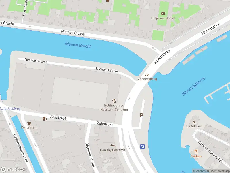 Ambulance en brandweer met gepaste spoed naar de Zijlweg in Haarlem