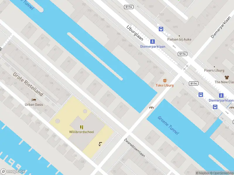 Ambulance met grote spoed naar de Oeverzeggestraat in Amsterdam