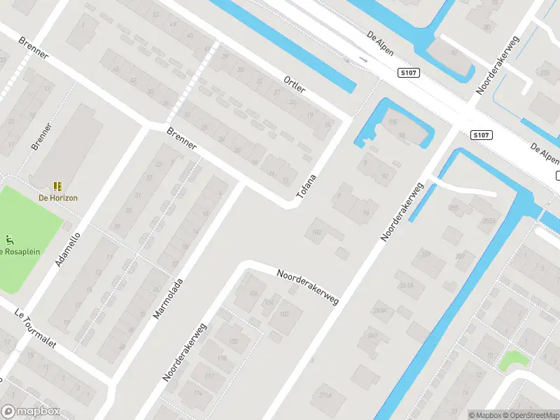Ambulance met gepaste spoed naar de Akersingel in Amsterdam