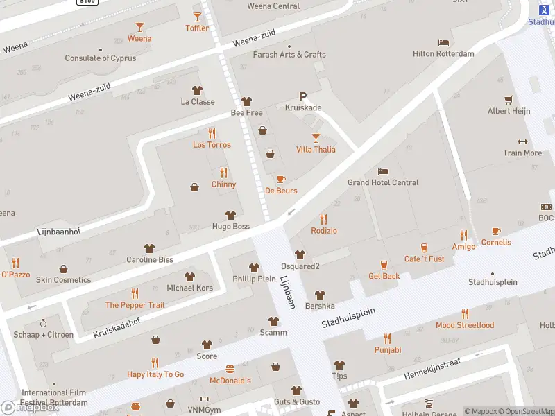 Ambulance met grote spoed naar de Kruiskade in Rotterdam