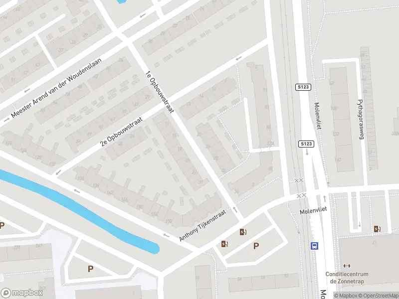 Ambulance met grote spoed naar de 1e Opbouwstraat in Rotterdam
