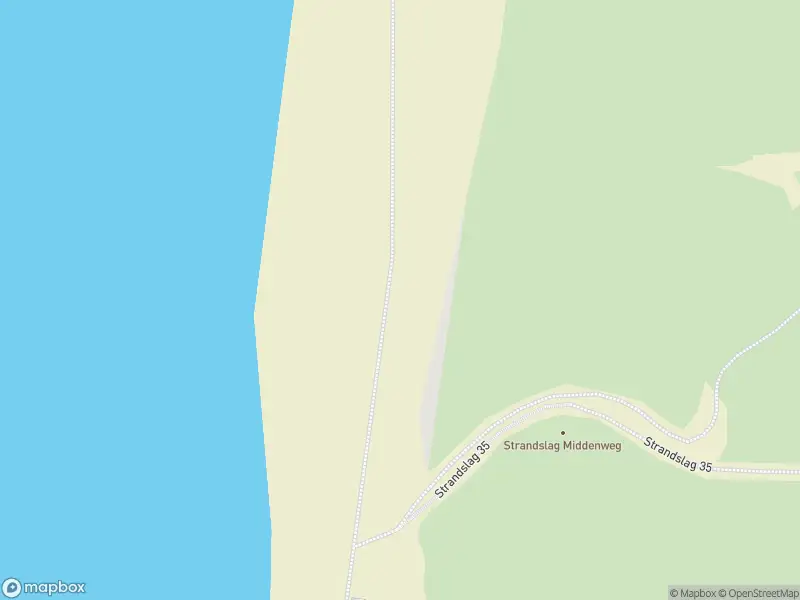 Traumahelikopter met grote spoed naar de Strand Egmond-Binnen in Egmond-Binnen