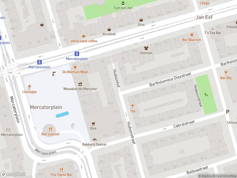 Ambulance met gepaste spoed naar de Hudsonhof in Amsterdam