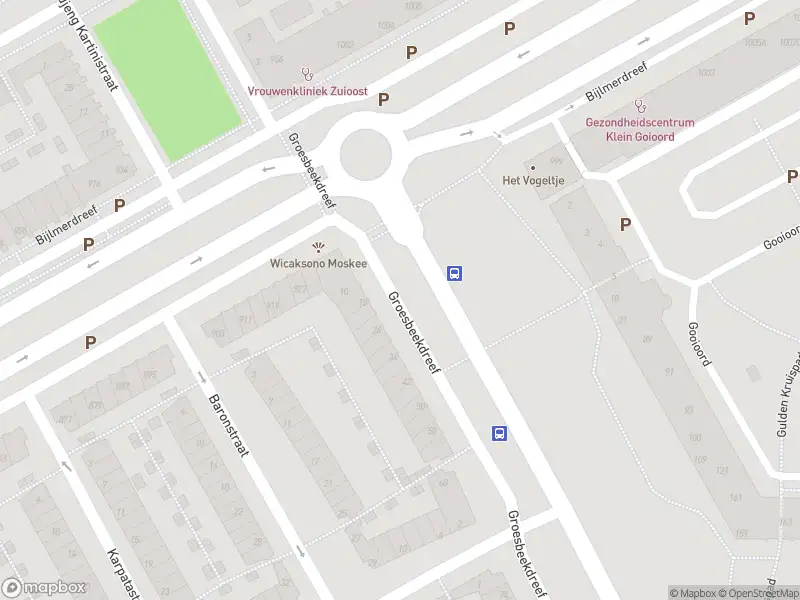 Ambulance met gepaste spoed naar de Oermilla Tewariestraat in Amsterdam